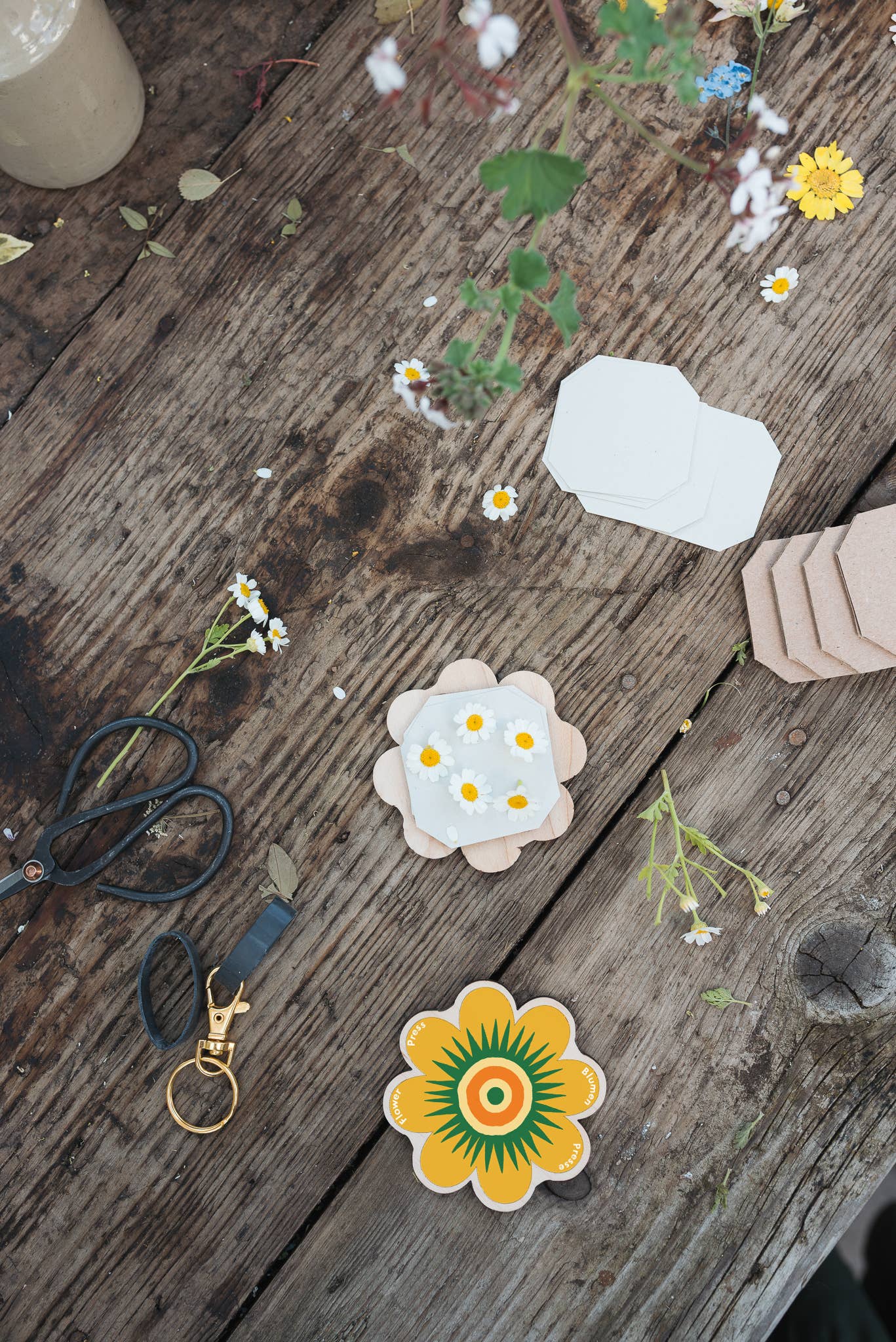 Keyring Flower Press - Greens &amp; Yellows