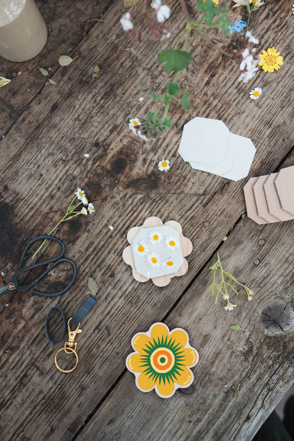 Keyring Flower Press - Greens &amp; Yellows