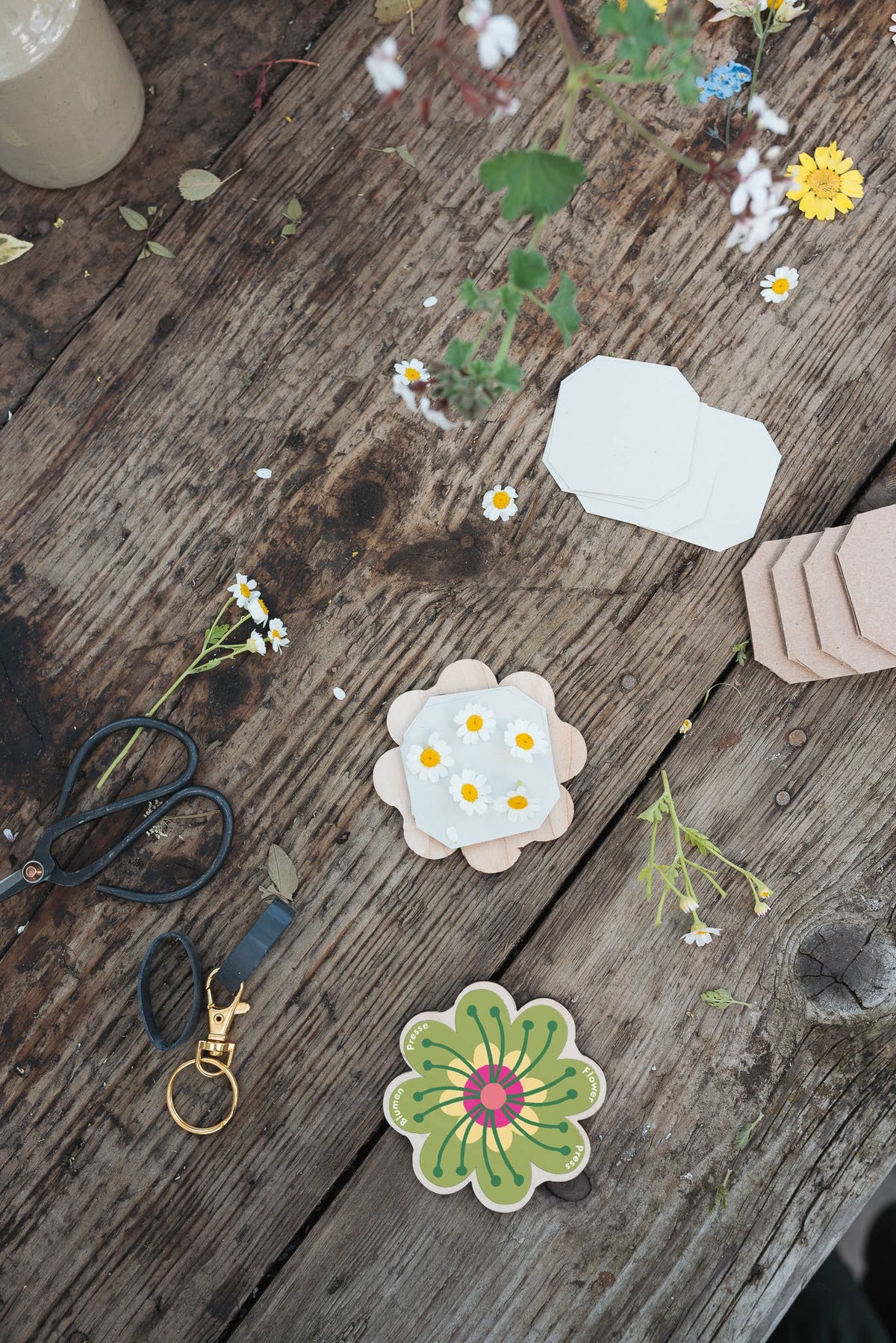 Keyring Flower Press - Greens &amp; Yellows