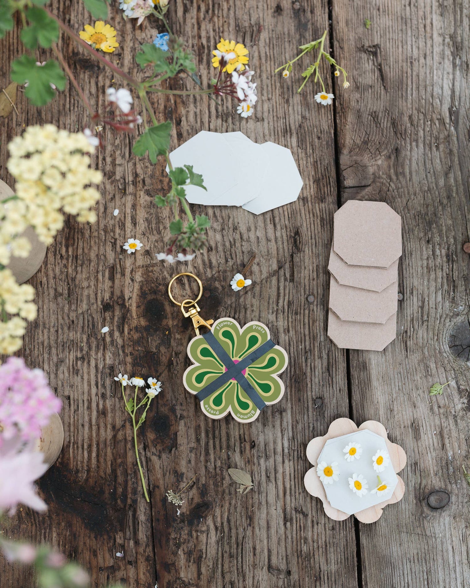 Keyring Flower Press - Greens &amp; Yellows