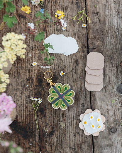 Keyring Flower Press - Greens &amp; Yellows