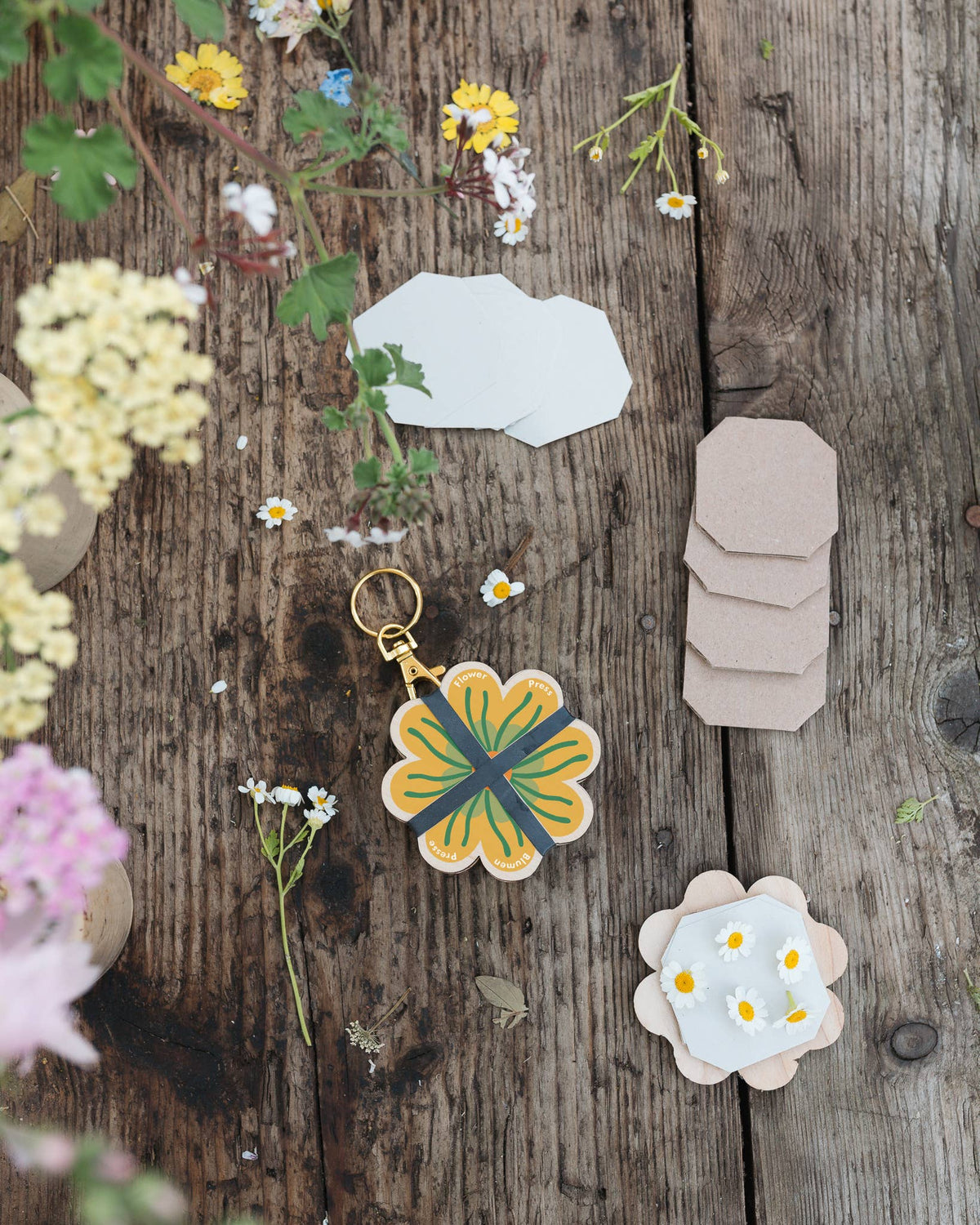 Keyring Flower Press - Greens &amp; Yellows